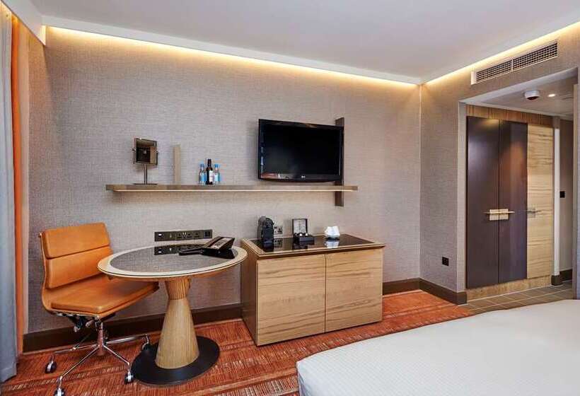 חדר דחוקס עם מיטת קינג, Hilton London Tower Bridge