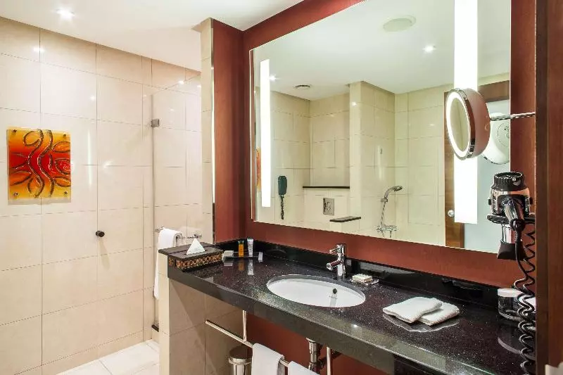 اتاق لوکس با تخت بزرگ, Hilton Warsaw City