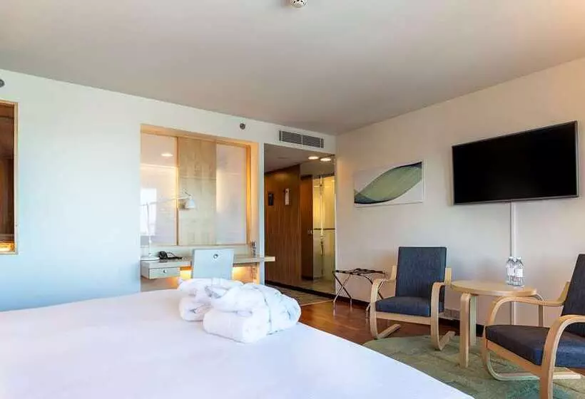 اتاق اجرایی با تخت بزرگ, Hilton Warsaw City