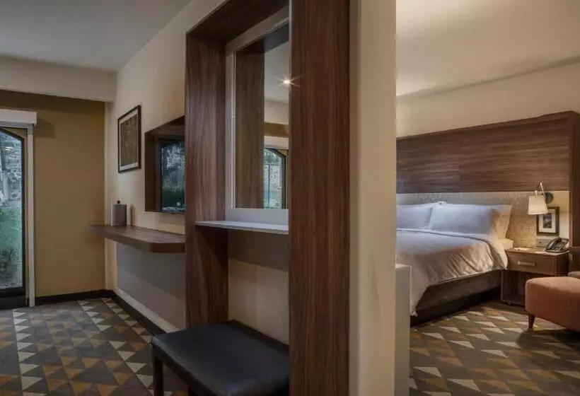 キングサイズベッドのスイートルーム, Holiday Inn Tlaxcala, An Ihg