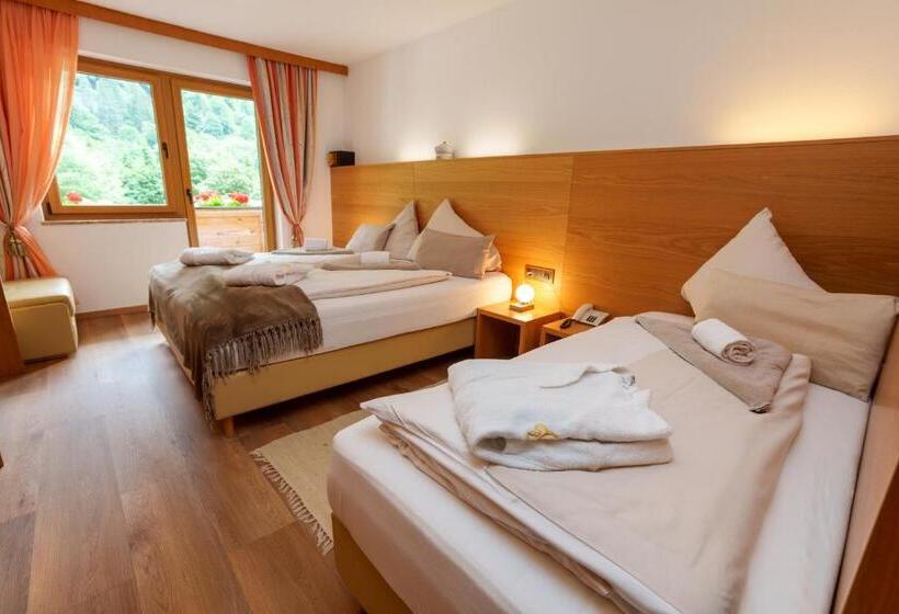 اتاق استاندارد سه تخته با بالکن, Künstleralm