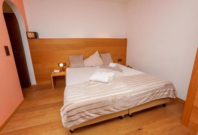 اتاق استاندارد یک تخته با بالکن, Künstleralm