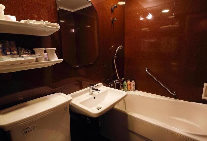 غرفة قياسية ثلاثية, Monterey Akasaka