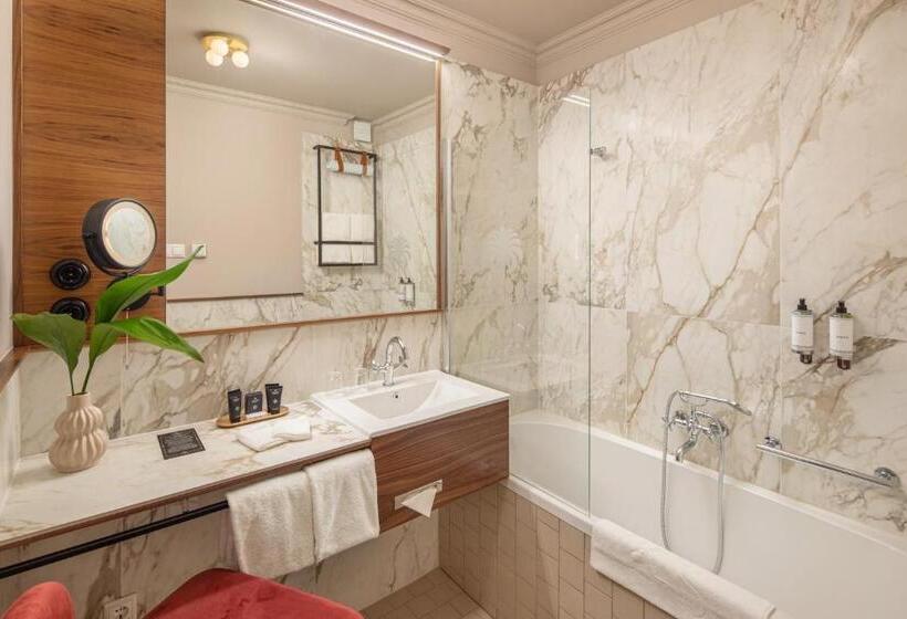 Люкс Deluxe Кровать Кинг, Queen S Court Hotel & Residence