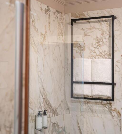 Люкс Deluxe Кровать Кинг, Queen S Court Hotel & Residence