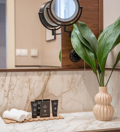 Люкс Deluxe Кровать Кинг, Queen S Court Hotel & Residence