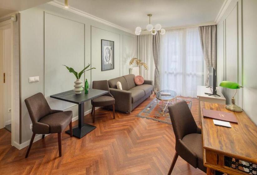 Трехместный Номер Superior, Queen S Court Hotel & Residence