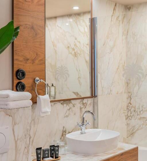 Полулюкс, Queen S Court Hotel & Residence