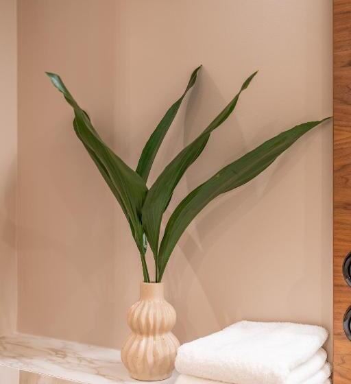 Полулюкс, Queen S Court Hotel & Residence