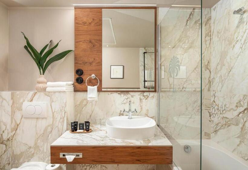 Полулюкс, Queen S Court Hotel & Residence