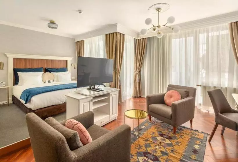 ジュニアスイート, Queen S Court Hotel & Residence