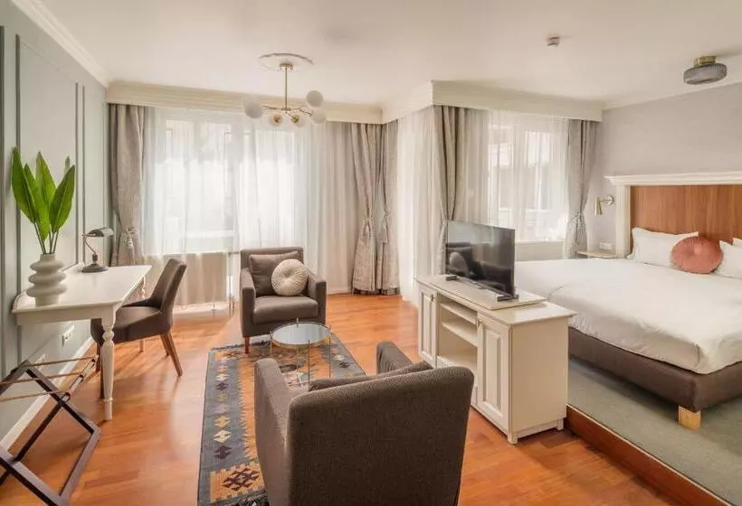 ジュニアスイート, Queen S Court Hotel & Residence