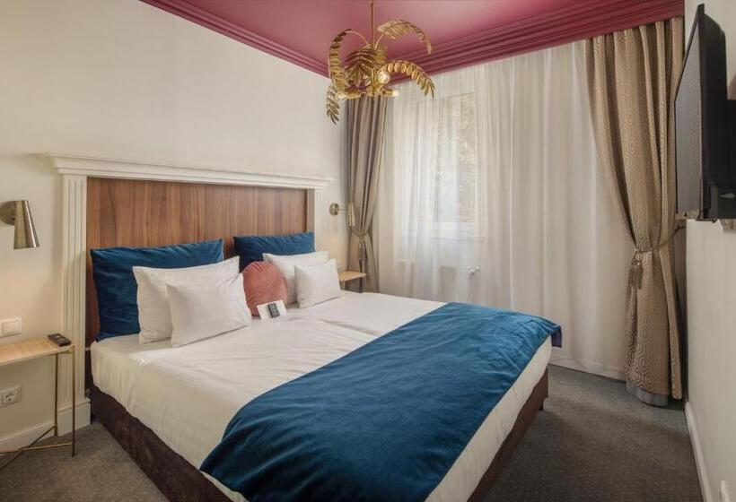 两卧家庭套房, Queen S Court Hotel & Residence