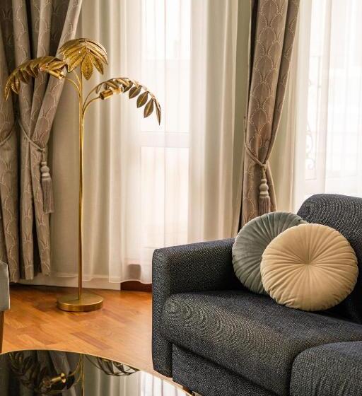 Люкс Deluxe Кровать Кинг, Queen S Court Hotel & Residence