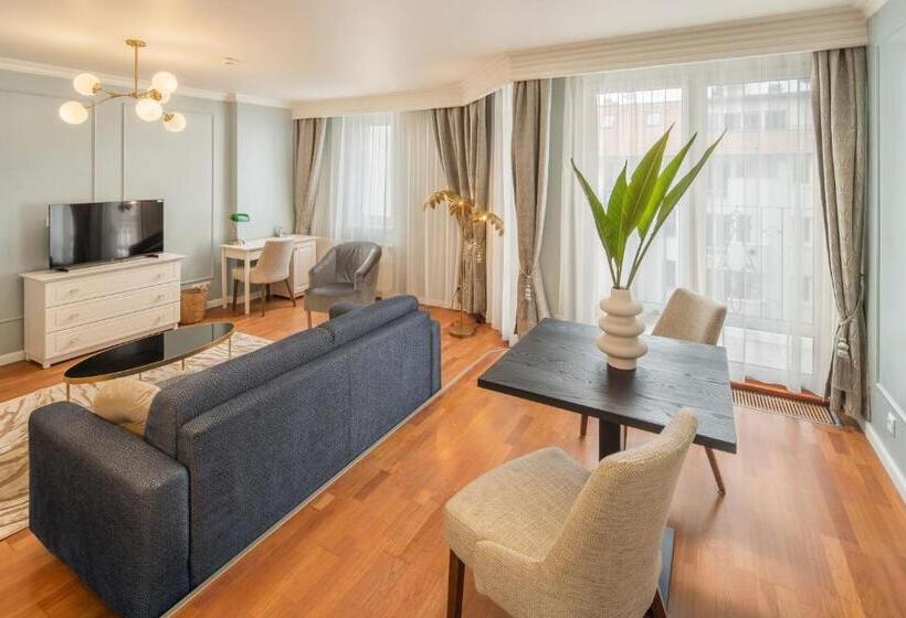 Люкс Deluxe Кровать Кинг, Queen S Court Hotel & Residence