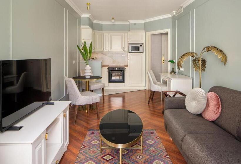 Трехместный Номер Superior, Queen S Court Hotel & Residence