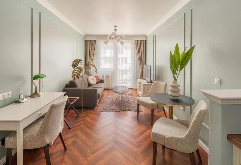 Трехместный Номер Superior, Queen S Court Hotel & Residence