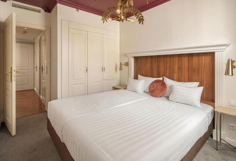 高级三人间, Queen S Court Hotel & Residence