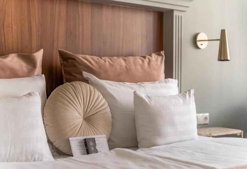 Трехместный Номер Superior, Queen S Court Hotel & Residence