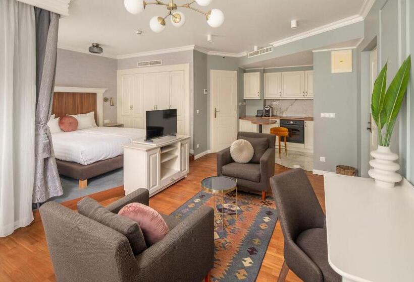 Полулюкс, Queen S Court Hotel & Residence