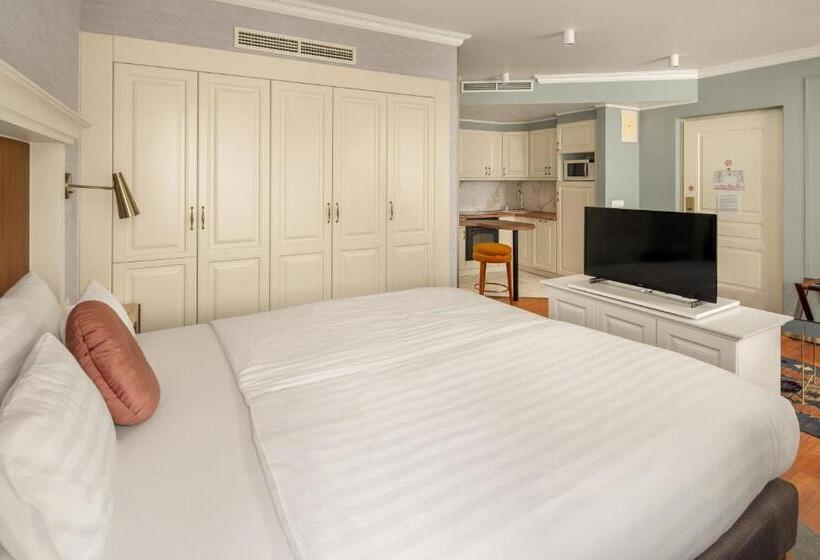 Полулюкс, Queen S Court Hotel & Residence