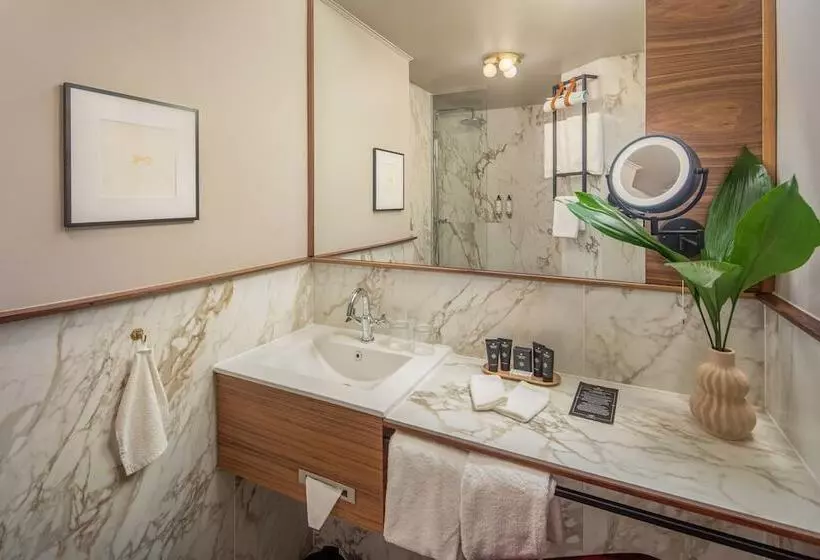 スーペリアースイート, Queen S Court Hotel & Residence