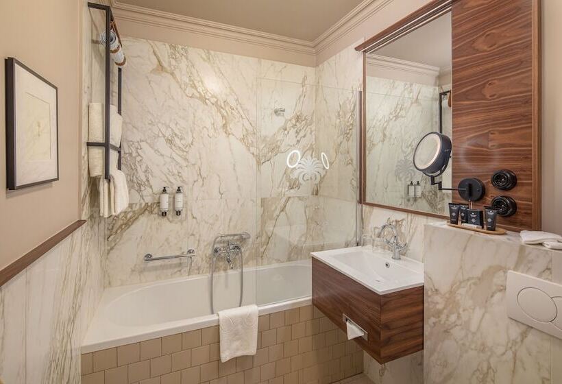 Люкс Deluxe Кровать Кинг, Queen S Court Hotel & Residence