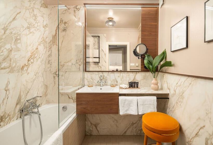 Люкс Deluxe Кровать Кинг, Queen S Court Hotel & Residence