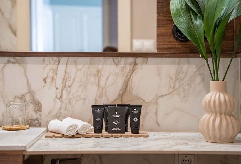 Люкс Deluxe Кровать Кинг, Queen S Court Hotel & Residence