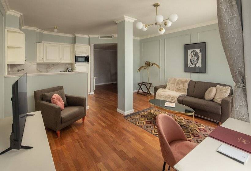 Люкс Deluxe Кровать Кинг, Queen S Court Hotel & Residence