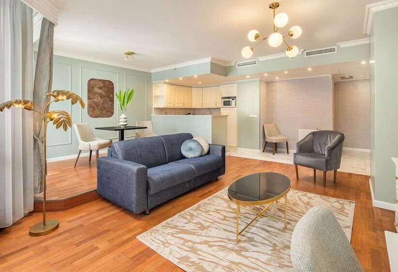 Люкс Deluxe Кровать Кинг, Queen S Court Hotel & Residence