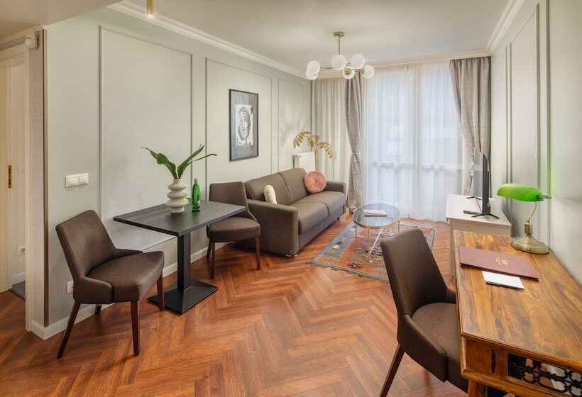 高级三人间, Queen S Court Hotel & Residence