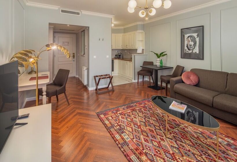 Трехместный Номер Superior, Queen S Court Hotel & Residence