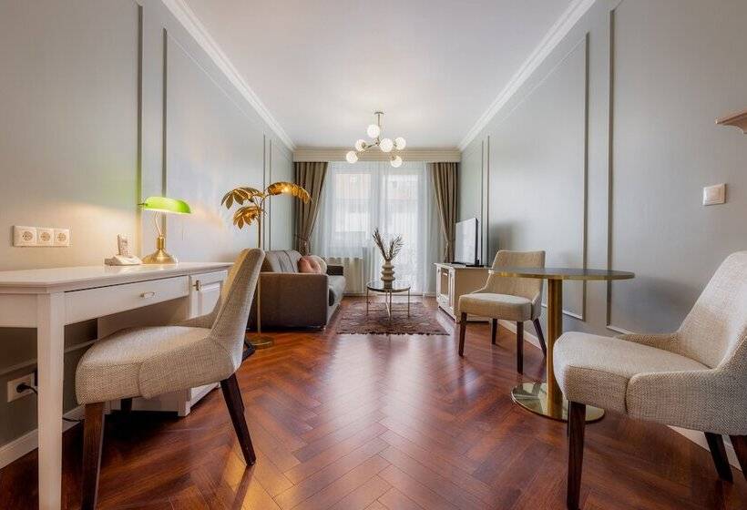 Трехместный Номер Superior, Queen S Court Hotel & Residence