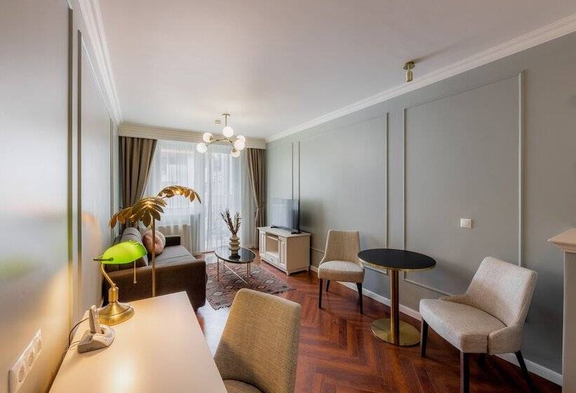 Трехместный Номер Superior, Queen S Court Hotel & Residence