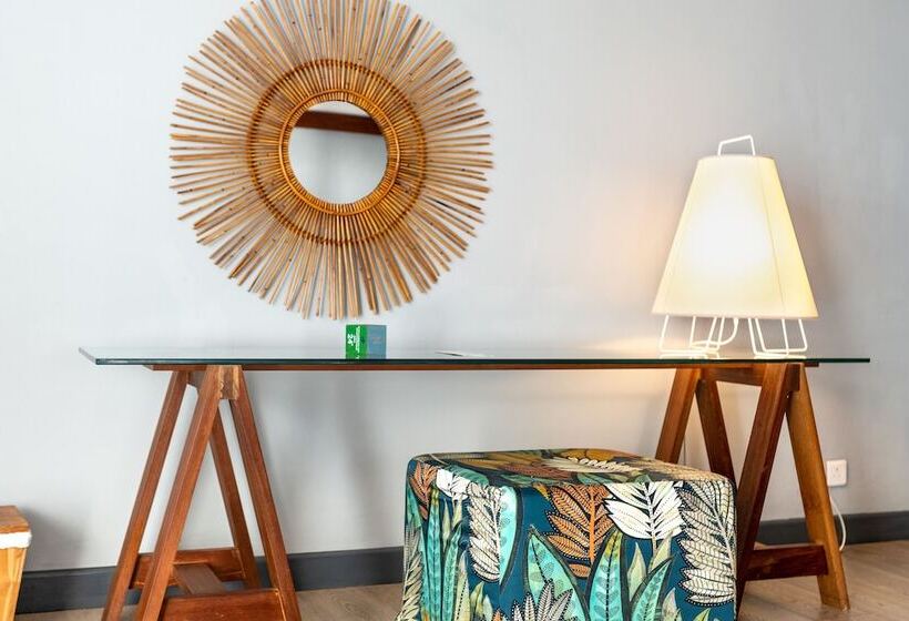 سوئیت اجرایی با چشمانداز دریا, The Ravenala Attitude