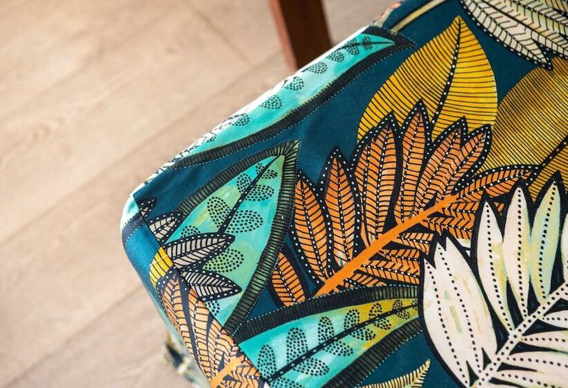 سوئیت اجرایی با چشمانداز دریا, The Ravenala Attitude