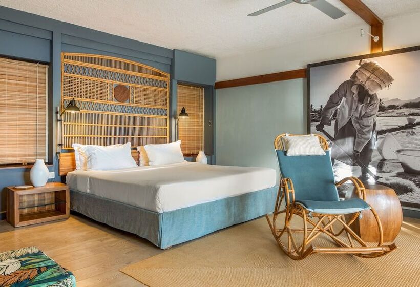 سوئیت اجرایی با چشمانداز دریا, The Ravenala Attitude