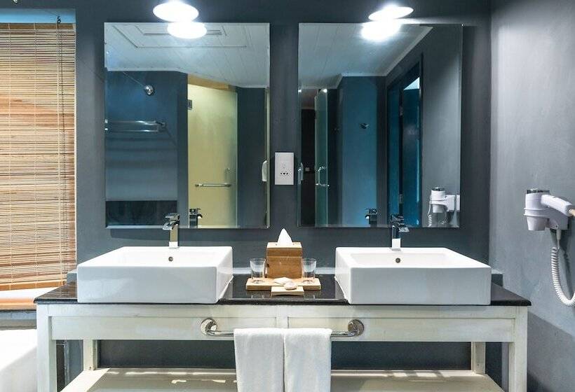 سوییت خانوادگی, The Ravenala Attitude