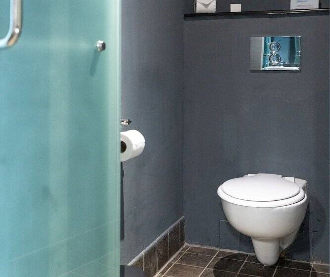 سوییت خانوادگی, The Ravenala Attitude