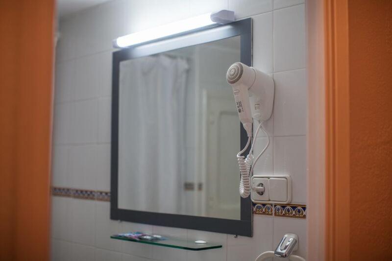 스탠다드 트리플 발코니 룸, Hostal Los Pinos