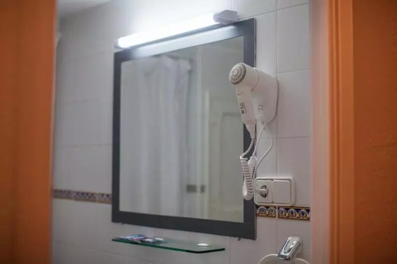 اتاق استاندارد سه تخته با بالکن, Hostal Los Pinos