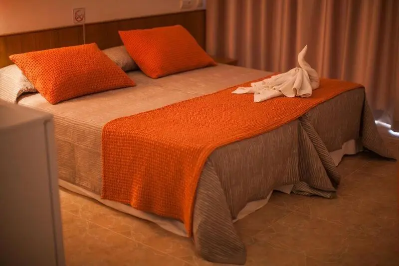 اتاق استاندارد سه تخته با بالکن, Hostal Los Pinos