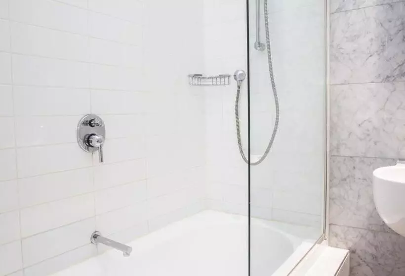 スタンダードスタジオ, Adara Hotel Richmond