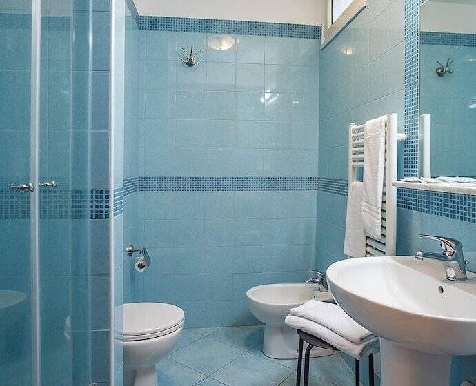 컴포트 트리플 룸, Club