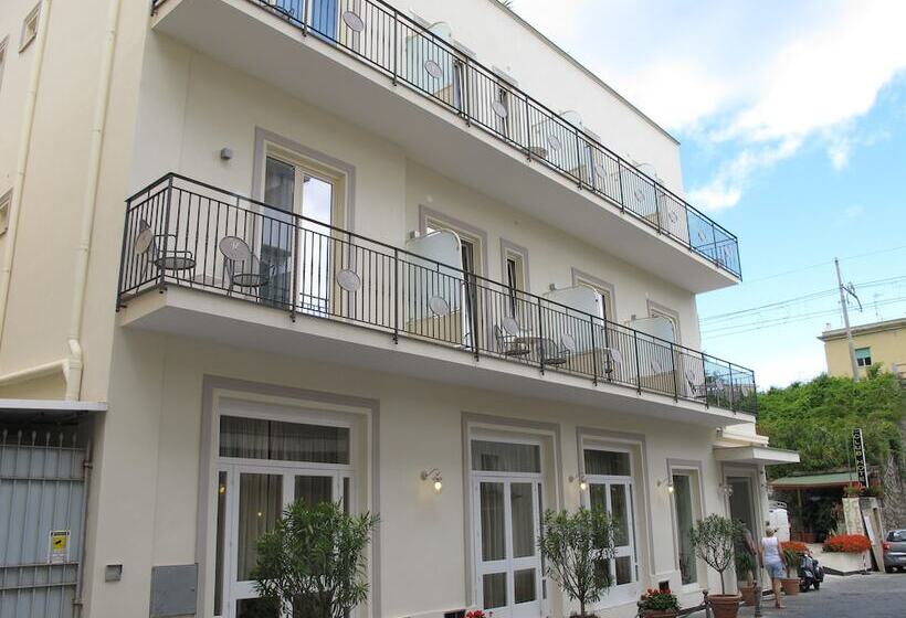 컴포트 트리플 룸, Club