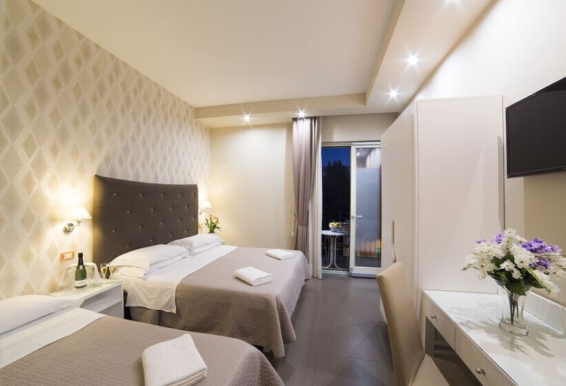 컴포트 트리플 룸, Club