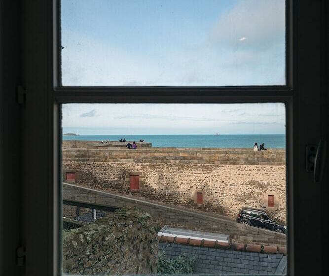 オーシャンビュースーペリアールーム, De La Cite