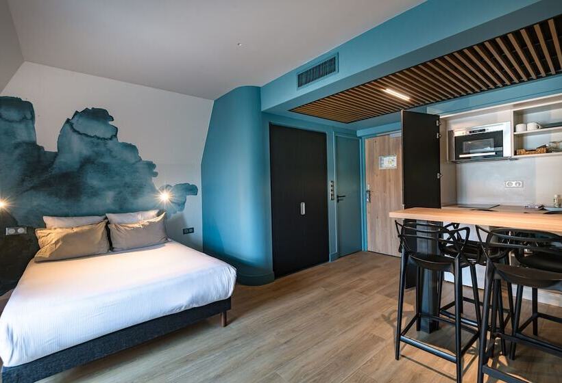 ドゥプレックスルーム, De La Cite