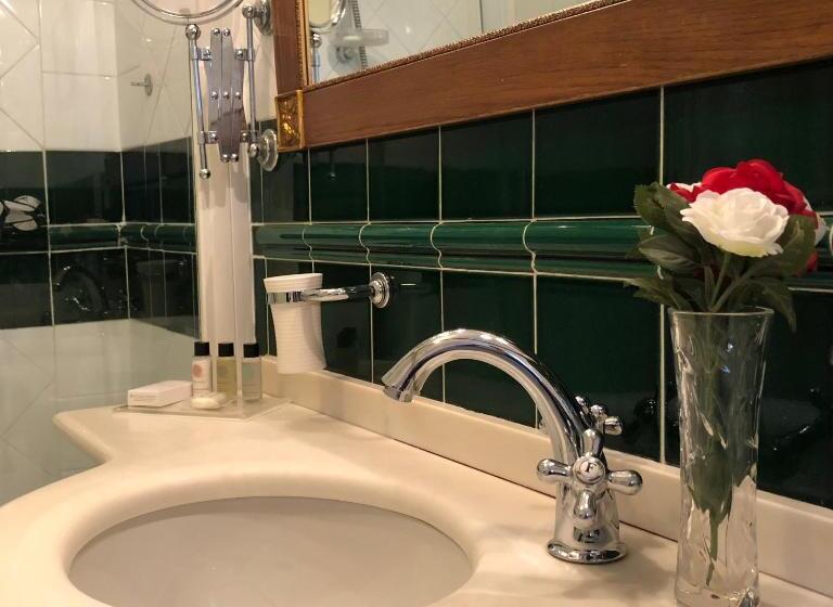 اتاق کلاسیک, Rosary Garden